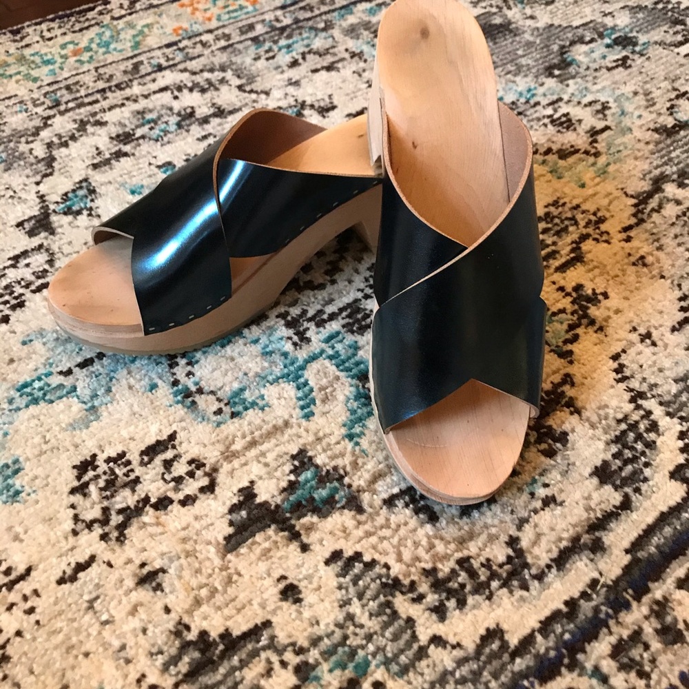 ZUZII  Cross Strap Clog Sandals  Navy